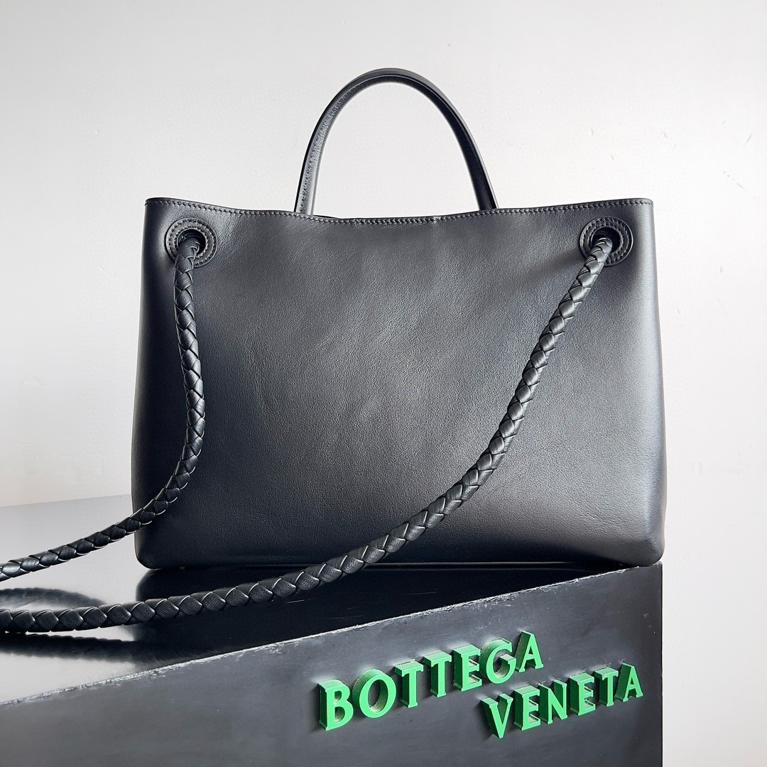 bo*te*ga Ve*ne*ta medium andiamo bag in black smooth calfskin