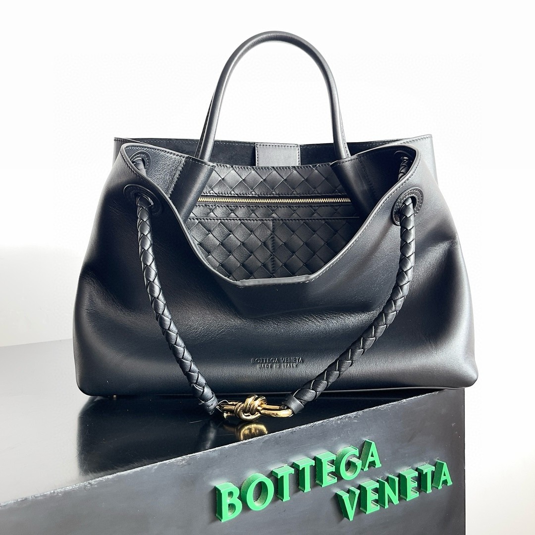 bo*te*ga Ve*ne*ta medium andiamo bag in black smooth calfskin