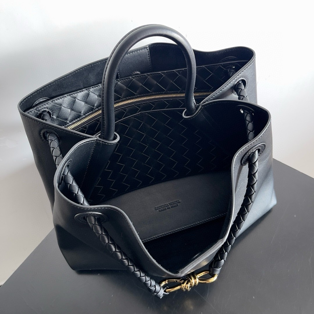 bo*te*ga Ve*ne*ta medium andiamo bag in black smooth calfskin