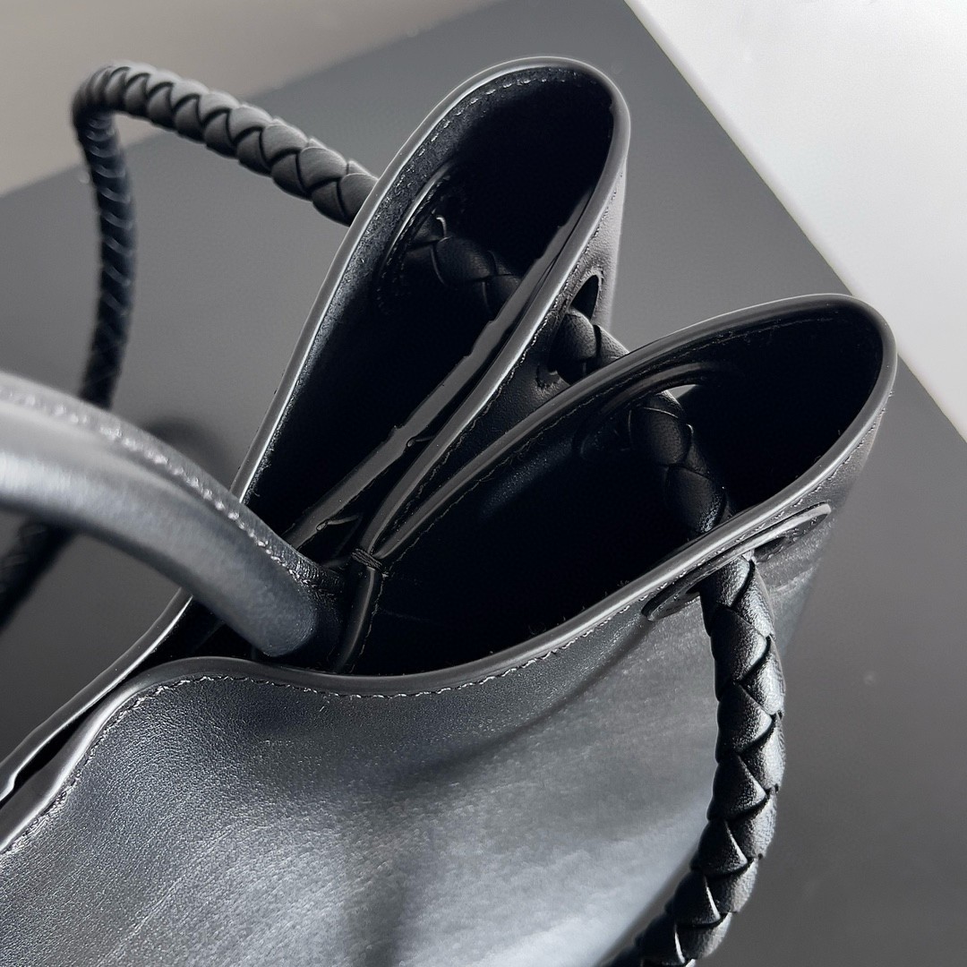 bo*te*ga Ve*ne*ta medium andiamo bag in black smooth calfskin