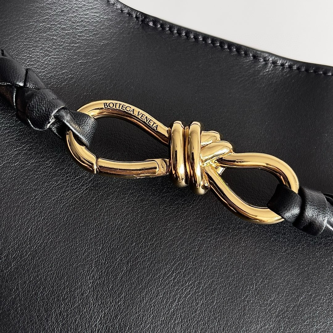 bo*te*ga Ve*ne*ta medium andiamo bag in black smooth calfskin