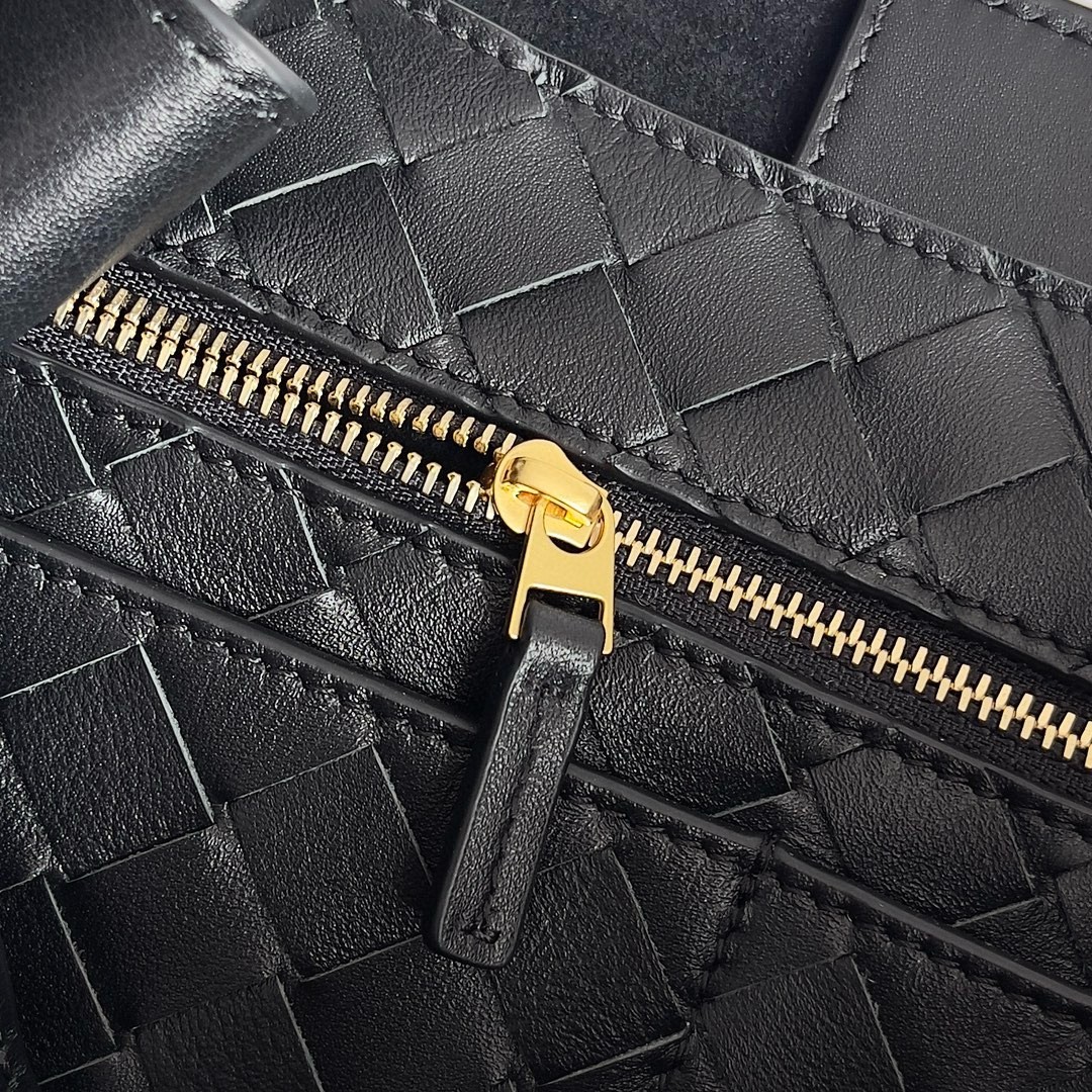 bo*te*ga Ve*ne*ta medium andiamo bag in black smooth calfskin