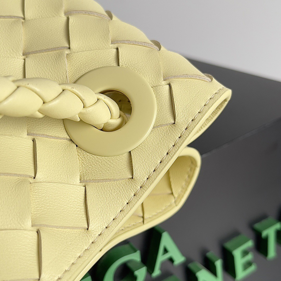 bo*te*ga Ve*ne*ta medium andiamo bag in ice cream intrecciato lambskin