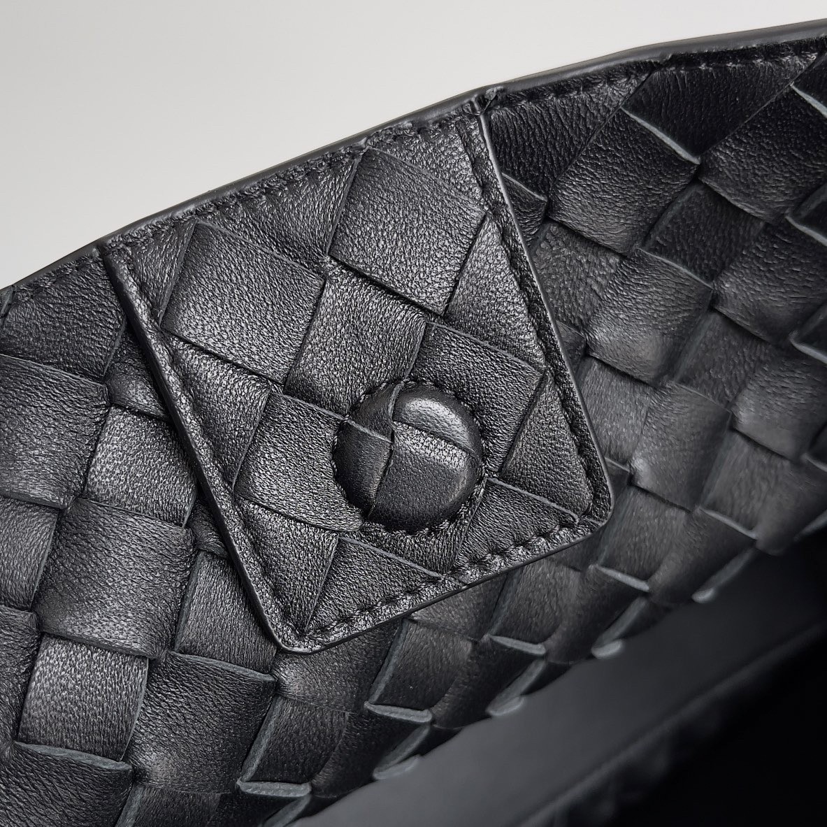 bo*te*ga Ve*ne*ta medium andiamo bag in black intrecciato lambskin