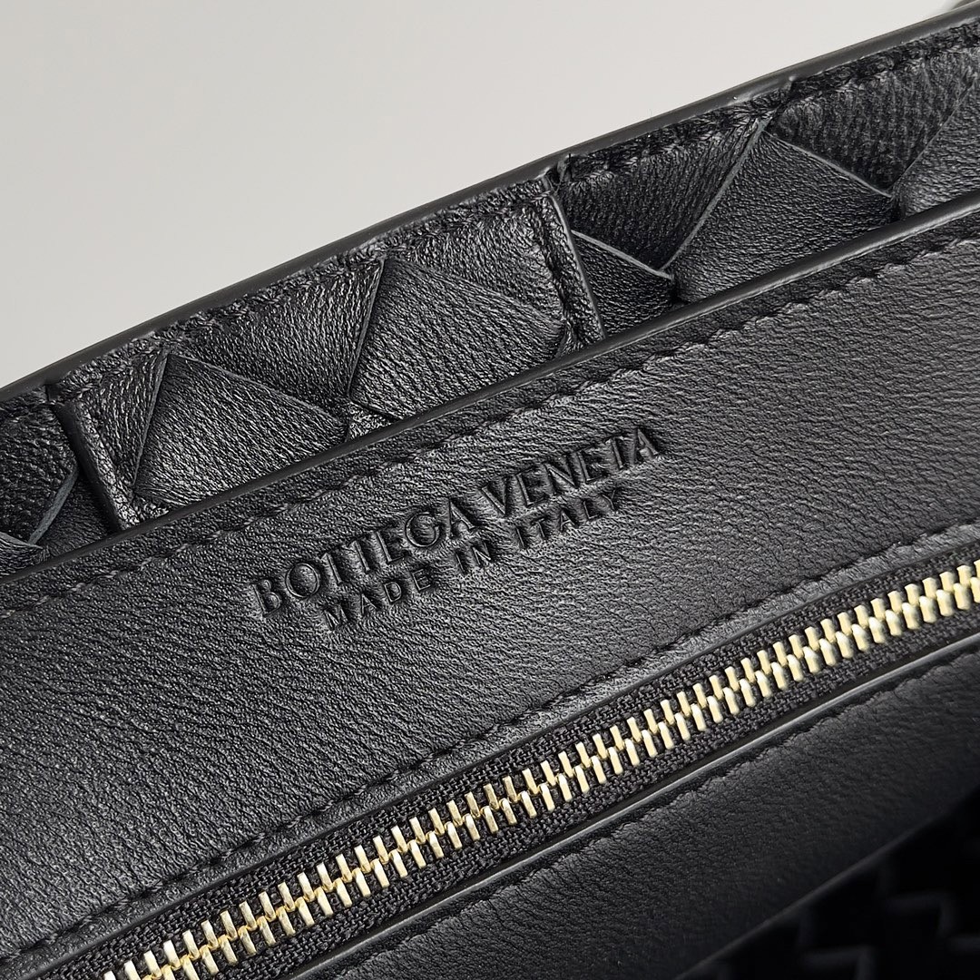 bo*te*ga Ve*ne*ta medium andiamo bag in black intrecciato lambskin