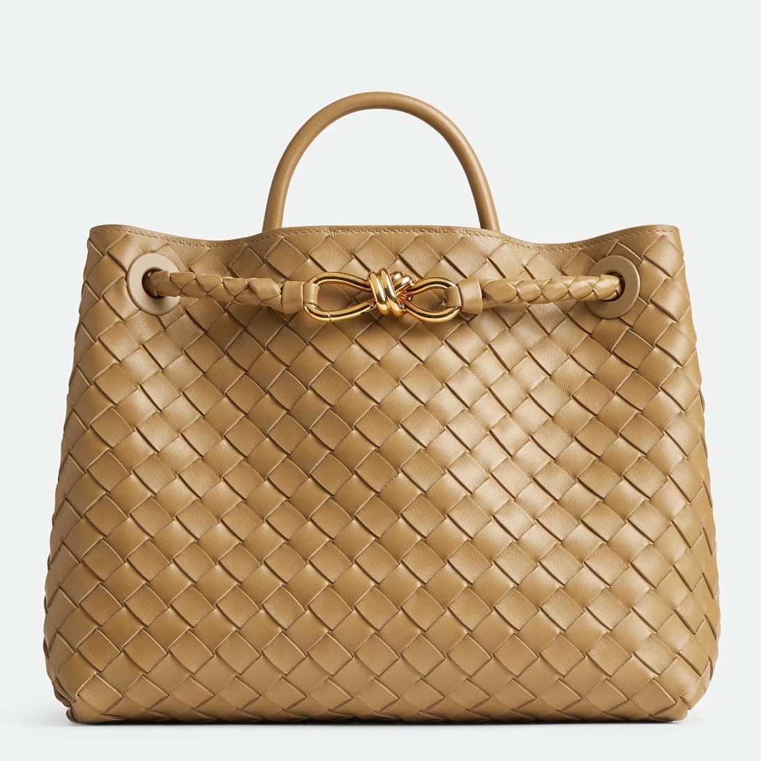 bo*te*ga Ve*ne*ta medium andiamo bag in praline intrecciato lambskin