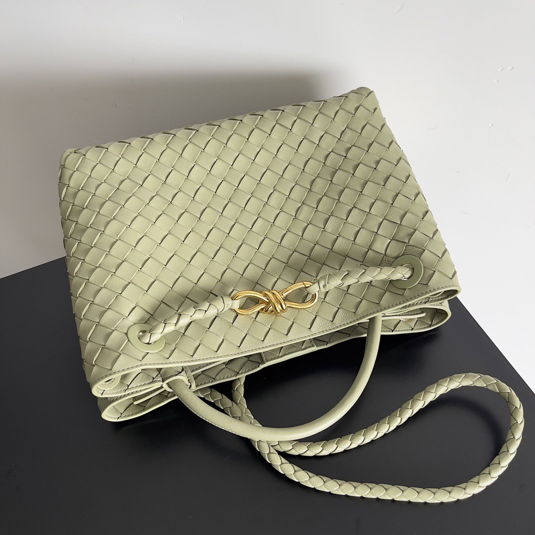 bo*te*ga Ve*ne*ta medium andiamo bag in travertine intrecciato lambskin