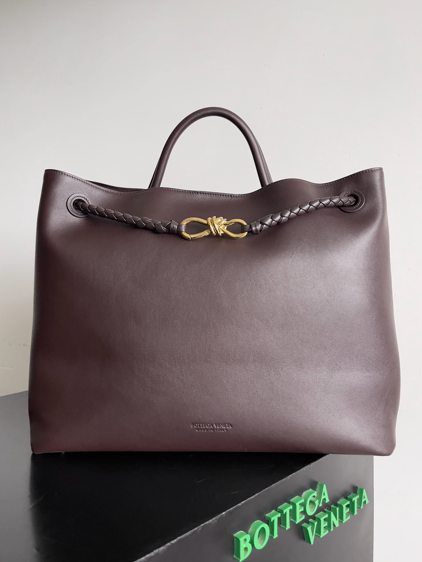 bo*te*ga Ve*ne*ta large andiamo bag in fondant smooth calfskin