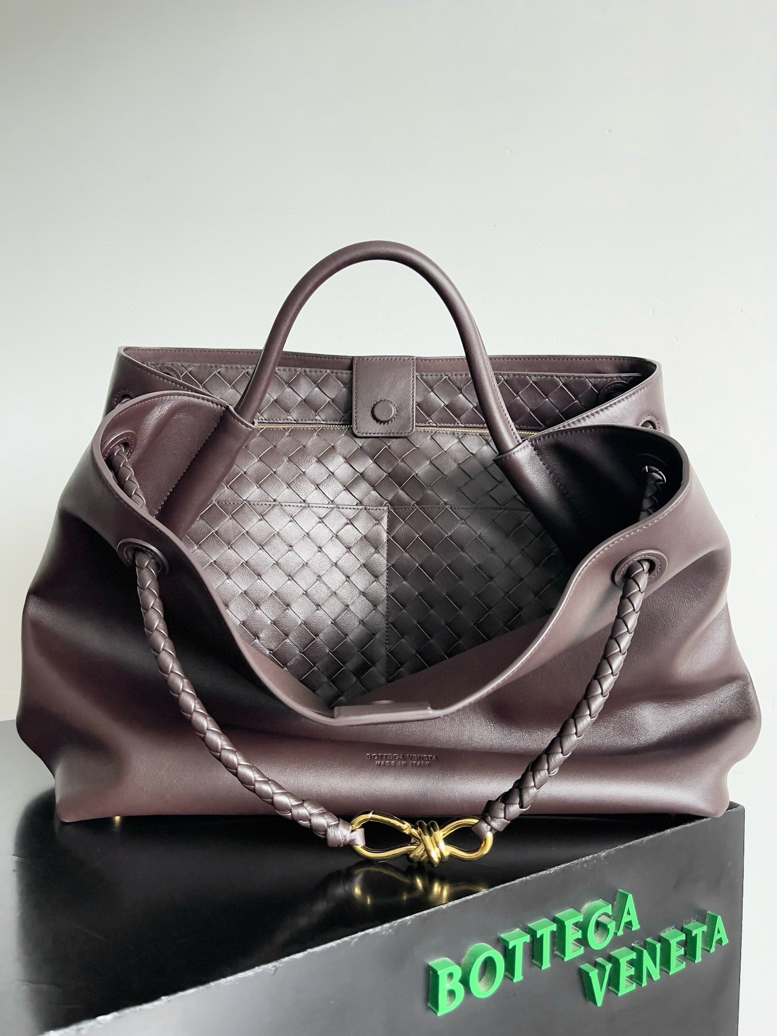 bo*te*ga Ve*ne*ta large andiamo bag in fondant smooth calfskin