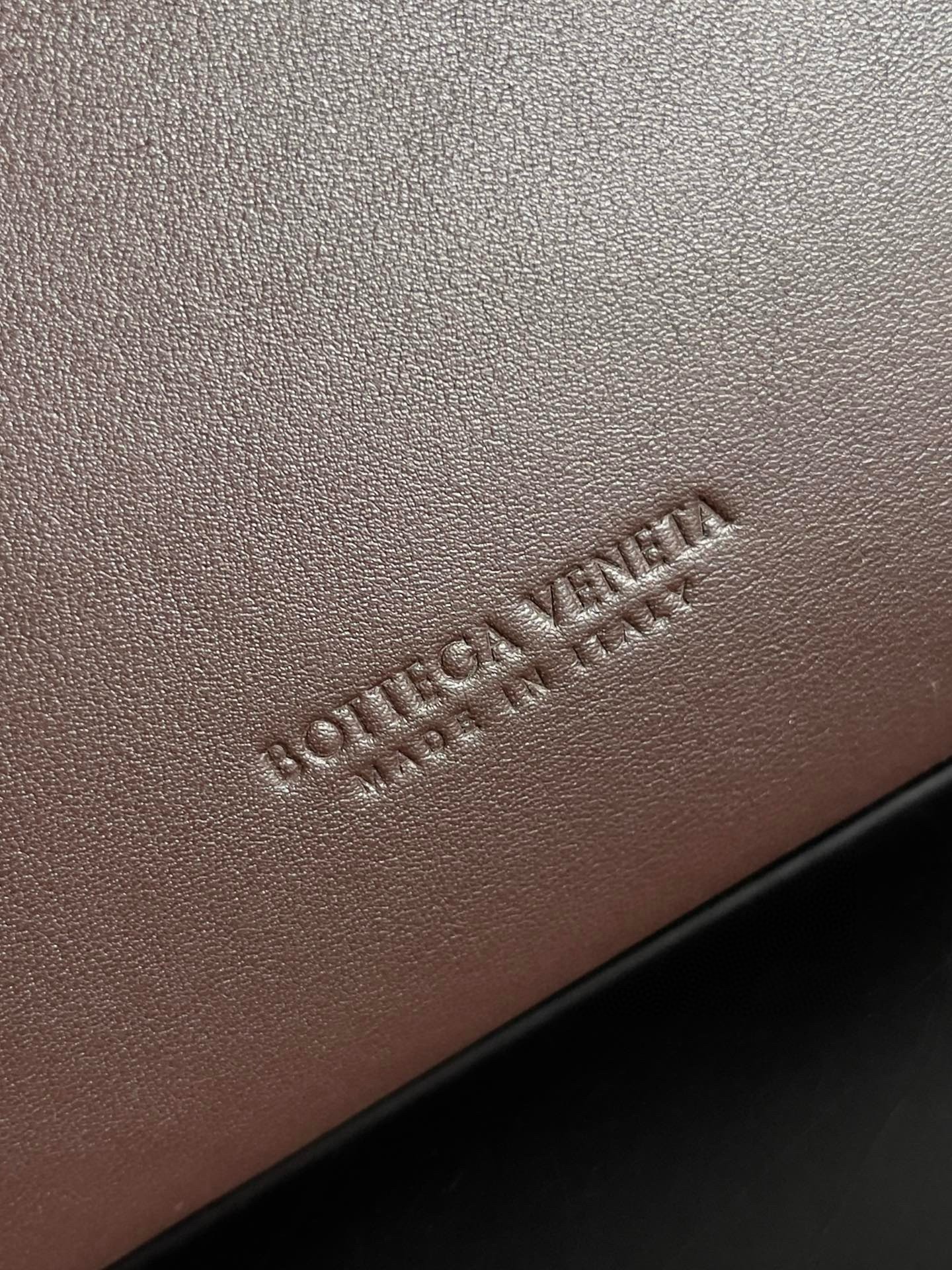 bo*te*ga Ve*ne*ta large andiamo bag in fondant smooth calfskin