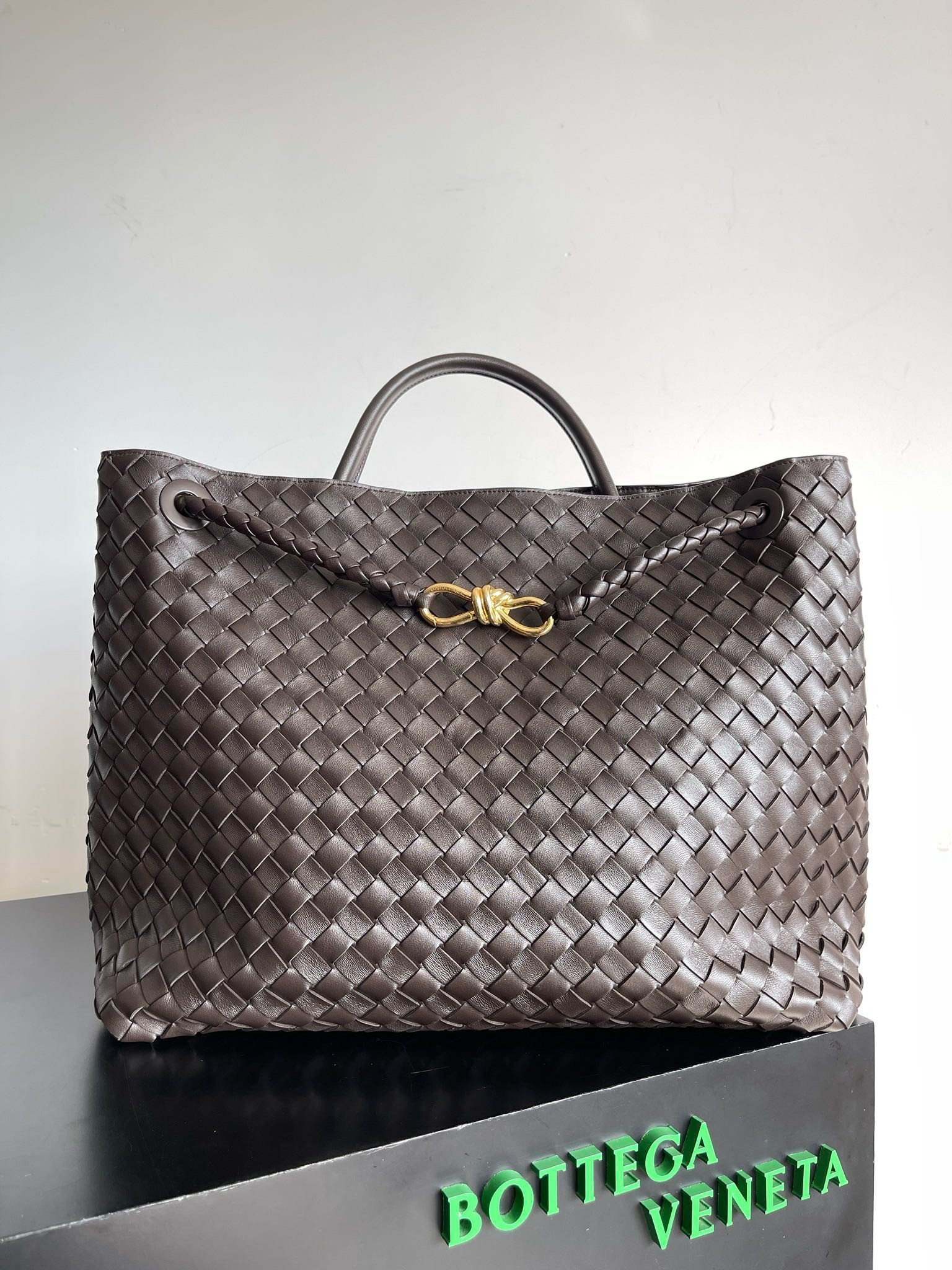 bo*te*ga Ve*ne*ta large andiamo bag in fondant intrecciato lambskin