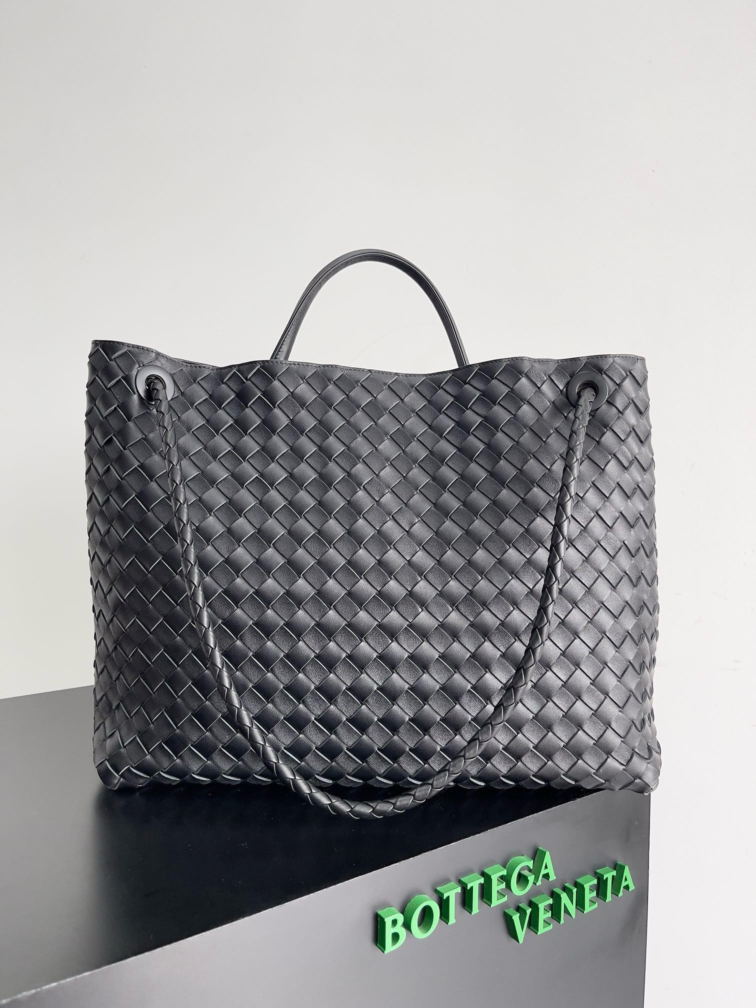 bo*te*ga Ve*ne*ta large andiamo bag in black intrecciato lambskin