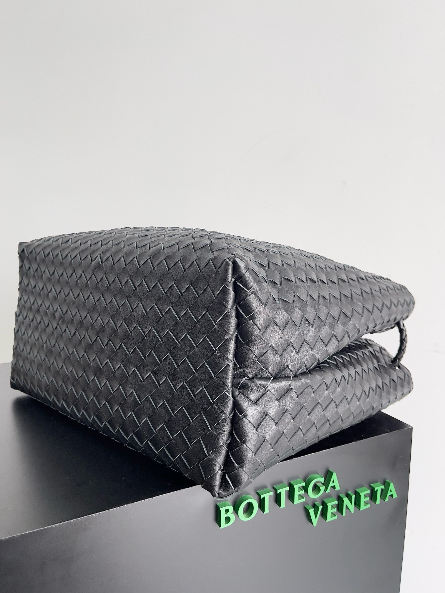bo*te*ga Ve*ne*ta large andiamo bag in black intrecciato lambskin