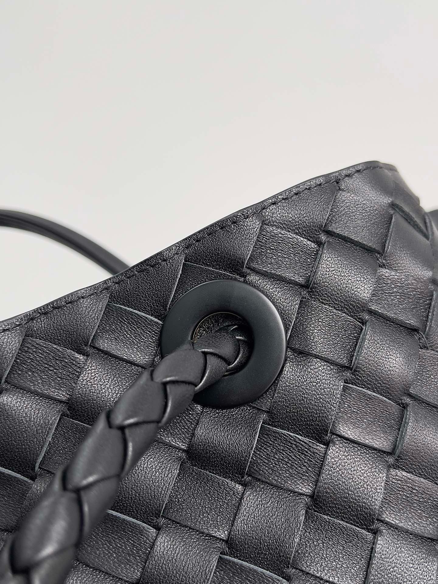 bo*te*ga Ve*ne*ta large andiamo bag in black intrecciato lambskin