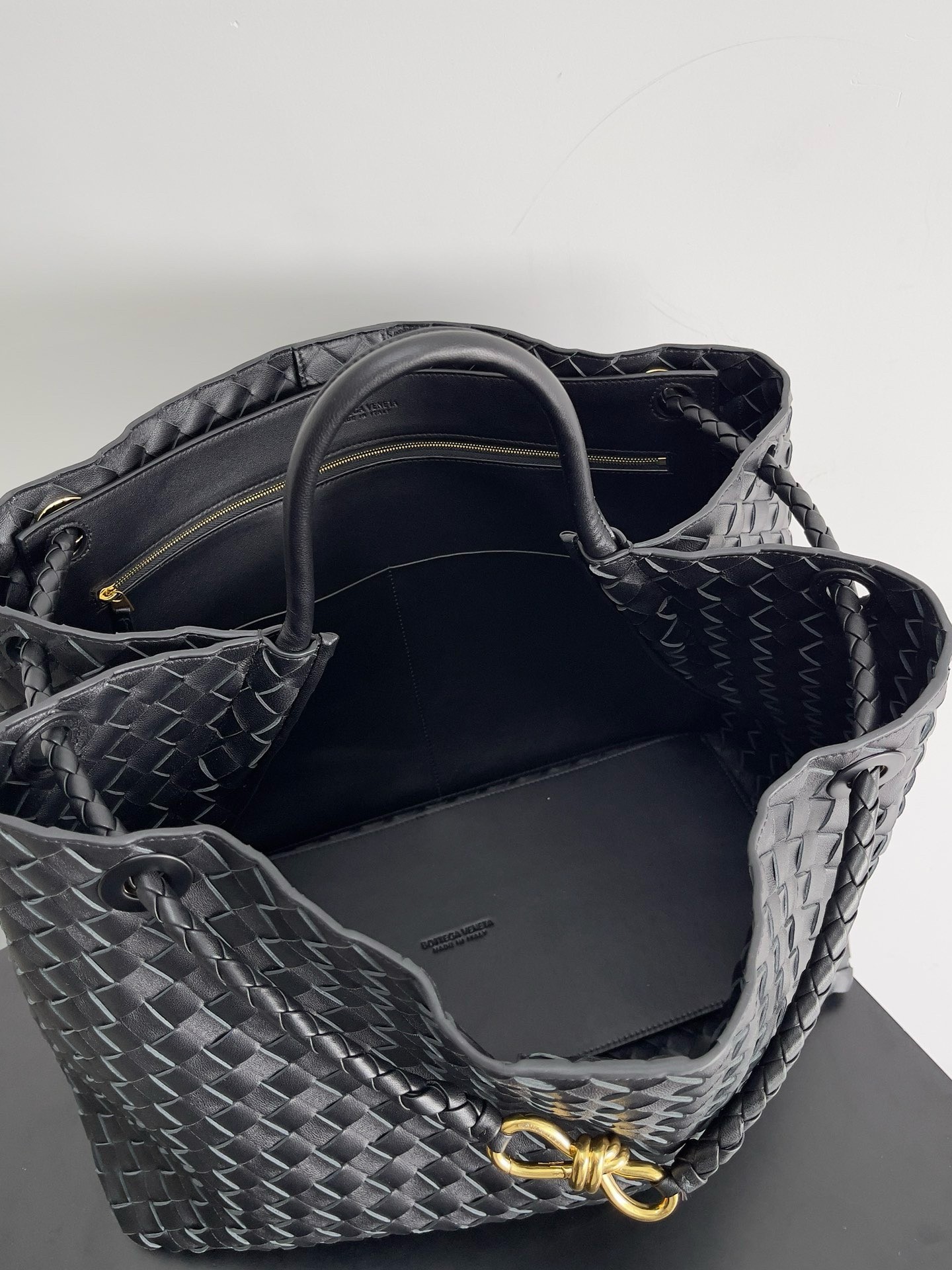 bo*te*ga Ve*ne*ta large andiamo bag in black intrecciato lambskin