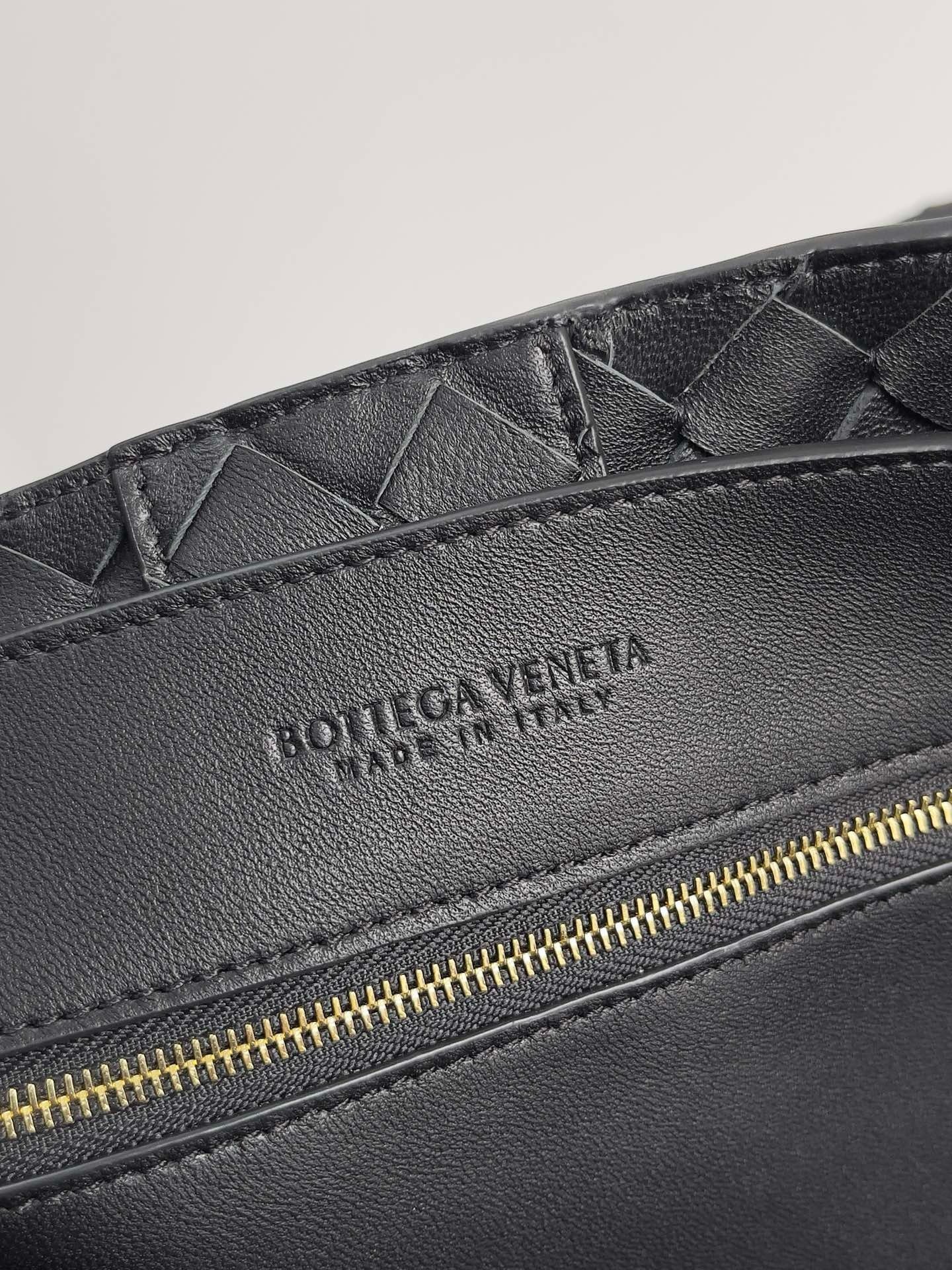 bo*te*ga Ve*ne*ta large andiamo bag in black intrecciato lambskin