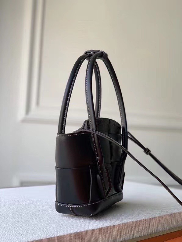 bo*te*ga Ve*ne*ta mini arco bag in black intrecciato calfskin