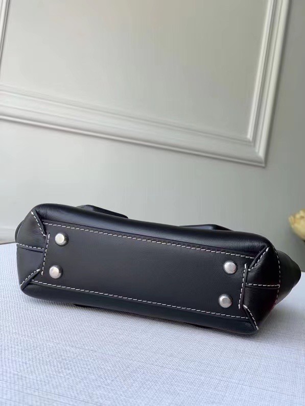 bo*te*ga Ve*ne*ta mini arco bag in black intrecciato calfskin