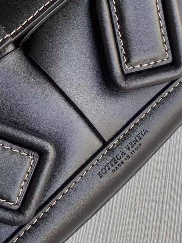 bo*te*ga Ve*ne*ta mini arco bag in black intrecciato calfskin
