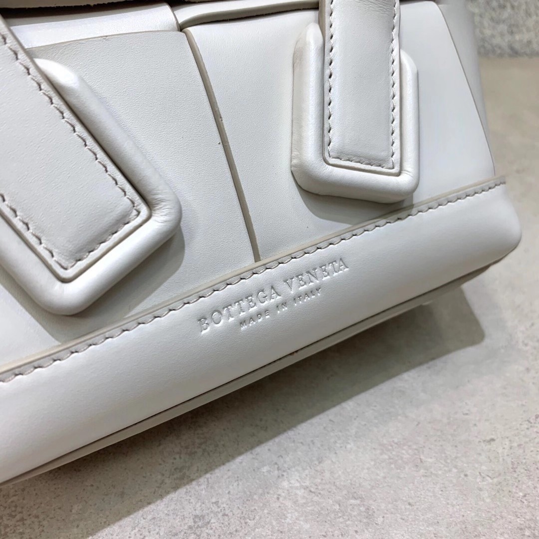 bo*te*ga Ve*ne*ta mini arco bag in white intrecciato calfskin