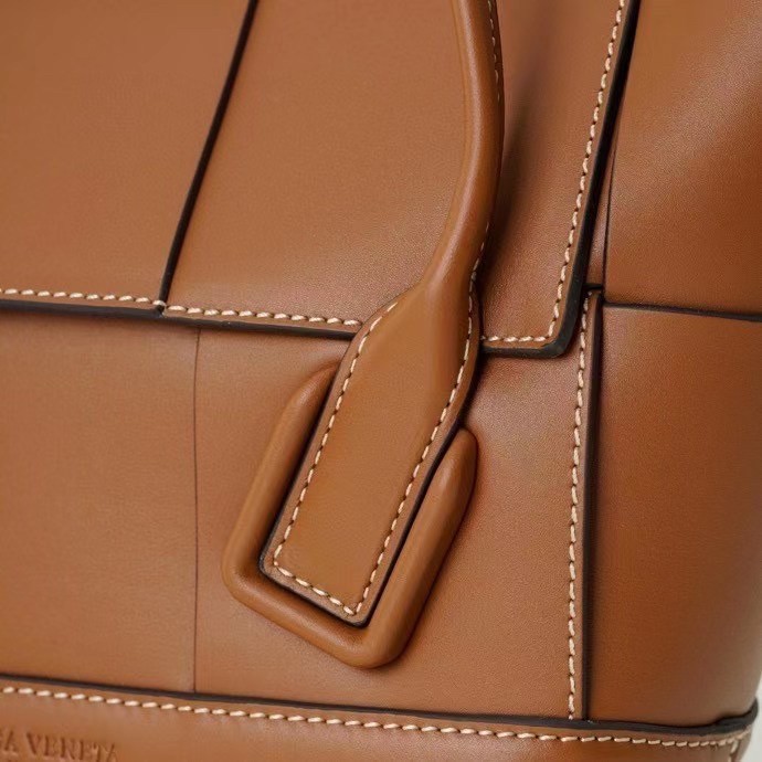 bo*te*ga Ve*ne*ta arco small bag in caramel intrecciato calfskin
