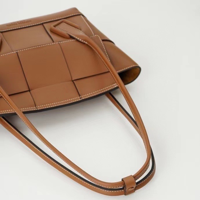 bo*te*ga Ve*ne*ta arco small bag in caramel intrecciato calfskin