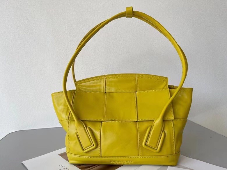 bo*te*ga Ve*ne*ta arco small bag in mirabelle intrecciato leather