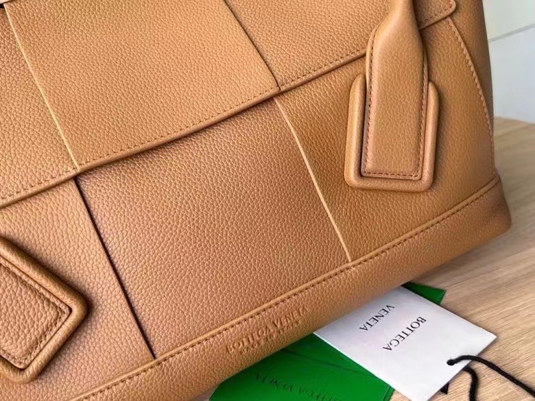 bo*te*ga Ve*ne*ta arco medium bag in caramel grained leather
