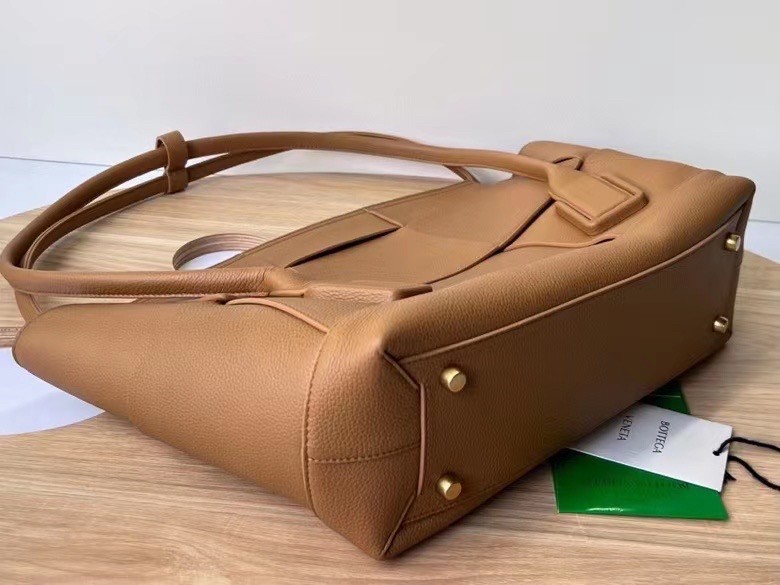 bo*te*ga Ve*ne*ta arco medium bag in caramel grained leather