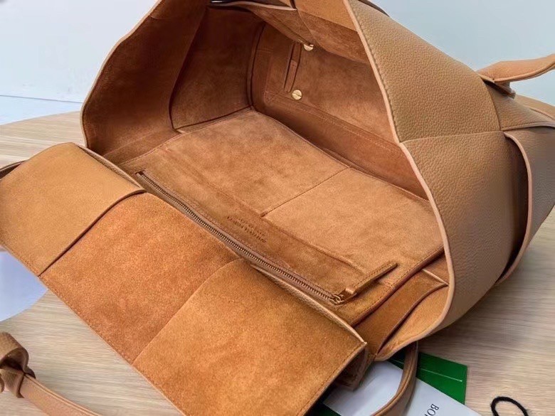 bo*te*ga Ve*ne*ta arco medium bag in caramel grained leather
