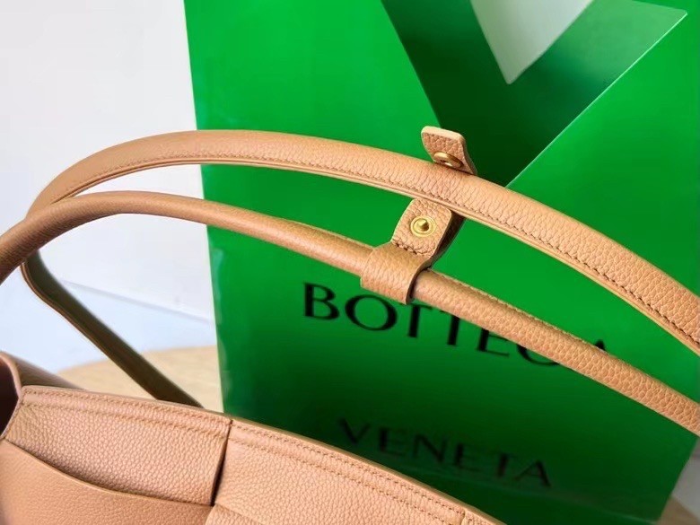 bo*te*ga Ve*ne*ta arco medium bag in caramel grained leather