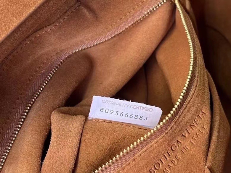 bo*te*ga Ve*ne*ta arco medium bag in caramel grained leather