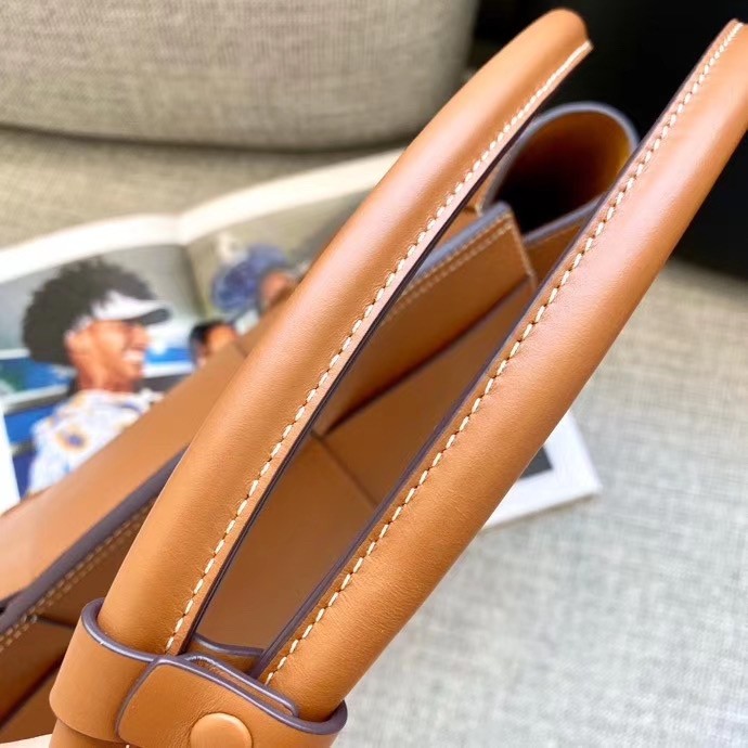 bo*te*ga Ve*ne*ta arco medium bag in caramel intrecciato calfskin