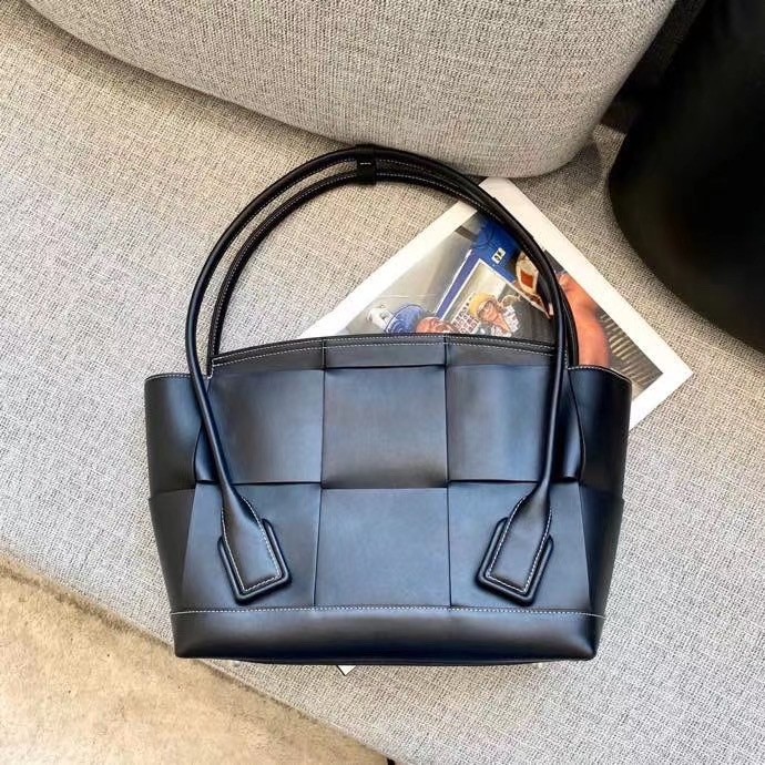 bo*te*ga Ve*ne*ta arco medium bag in black intrecciato calfskin