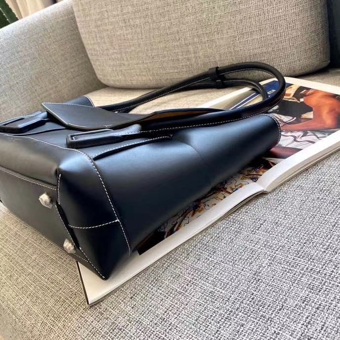 bo*te*ga Ve*ne*ta arco medium bag in black intrecciato calfskin