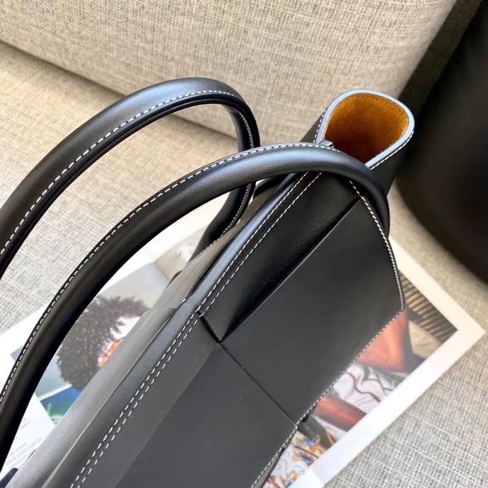 bo*te*ga Ve*ne*ta arco medium bag in black intrecciato calfskin