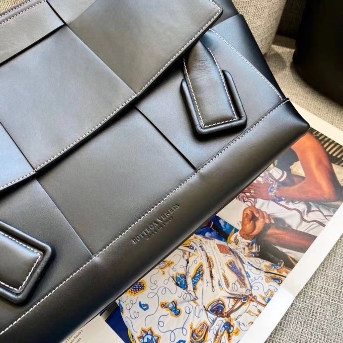 bo*te*ga Ve*ne*ta arco medium bag in black intrecciato calfskin