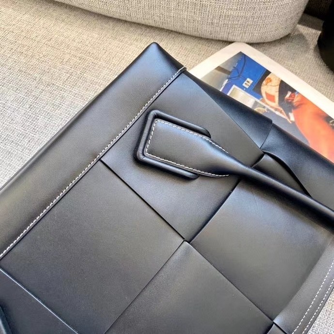 bo*te*ga Ve*ne*ta arco medium bag in black intrecciato calfskin