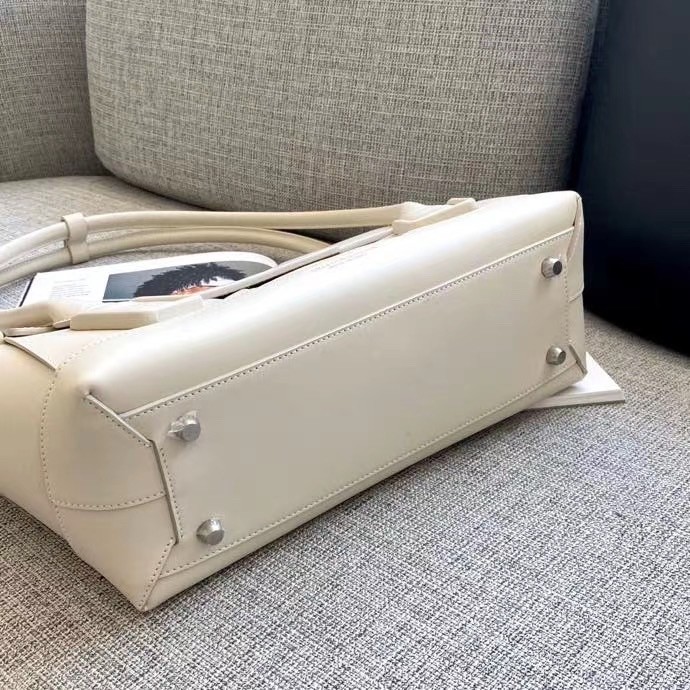 bo*te*ga Ve*ne*ta arco medium bag in white intrecciato calfskin