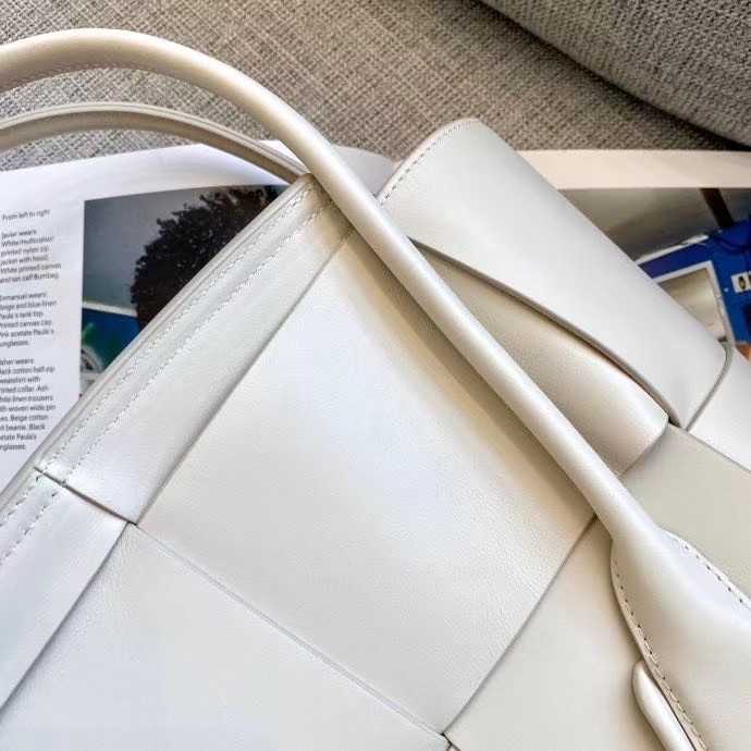 bo*te*ga Ve*ne*ta arco medium bag in white intrecciato calfskin