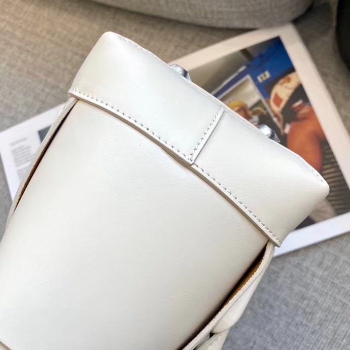 bo*te*ga Ve*ne*ta arco medium bag in white intrecciato calfskin