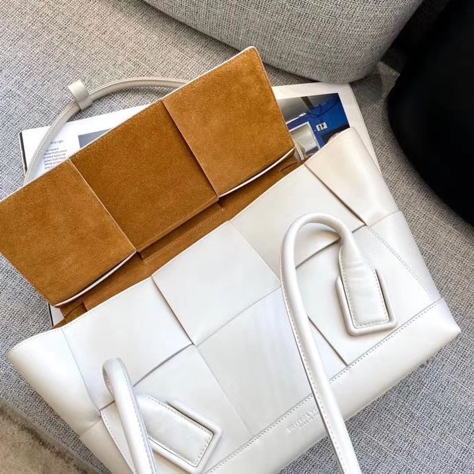 bo*te*ga Ve*ne*ta arco medium bag in white intrecciato calfskin