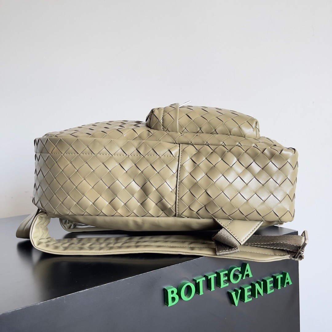 bo*te*ga Ve*ne*ta small backpack in taupe intrecciato calfskin
