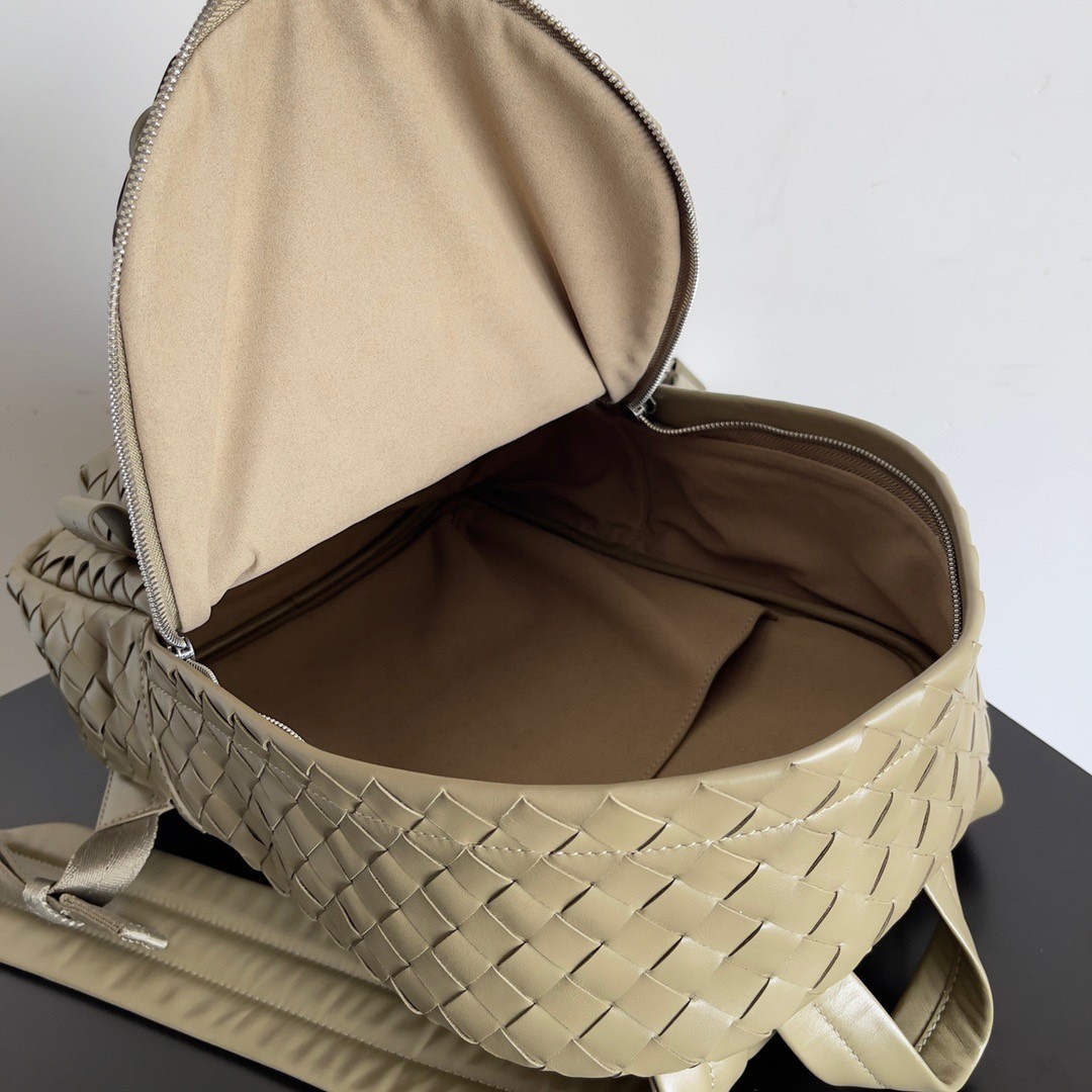 bo*te*ga Ve*ne*ta small backpack in taupe intrecciato calfskin