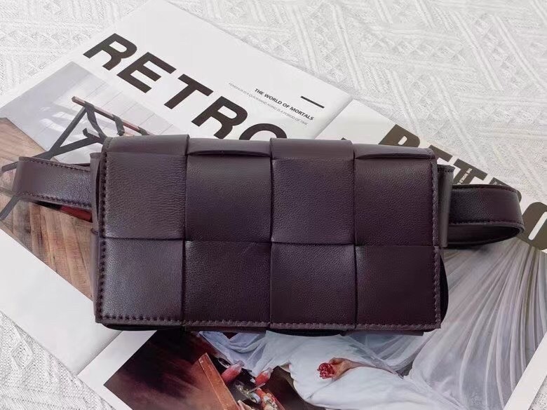 bo*te*ga Ve*ne*ta cassette belt bag in grape intrecciato leather
