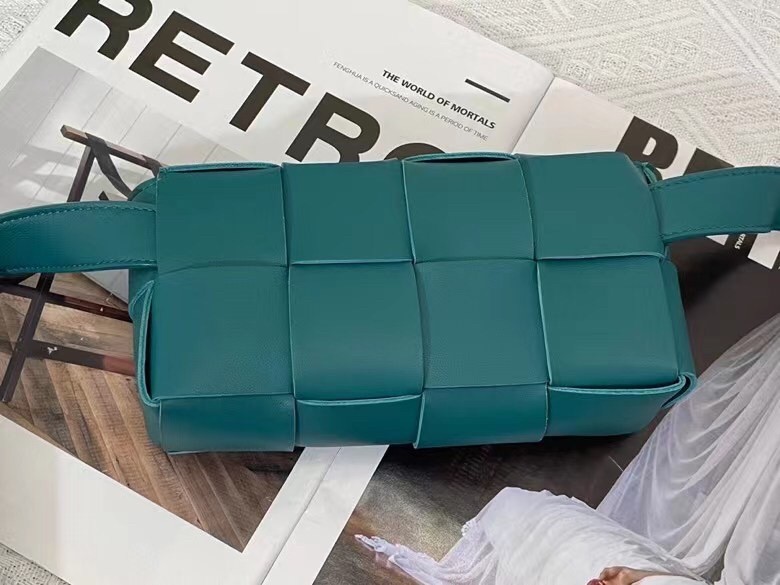 bo*te*ga Ve*ne*ta cassette belt bag in mallard intrecciato leather