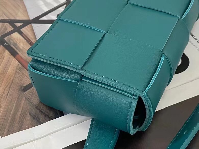 bo*te*ga Ve*ne*ta cassette belt bag in mallard intrecciato leather