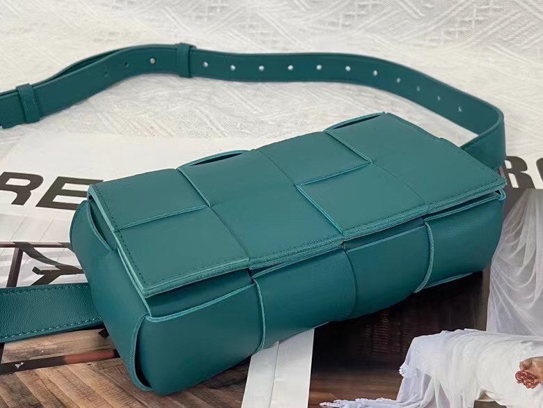 bo*te*ga Ve*ne*ta cassette belt bag in mallard intrecciato leather