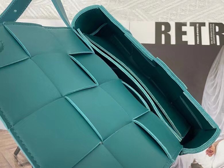 bo*te*ga Ve*ne*ta cassette belt bag in mallard intrecciato leather