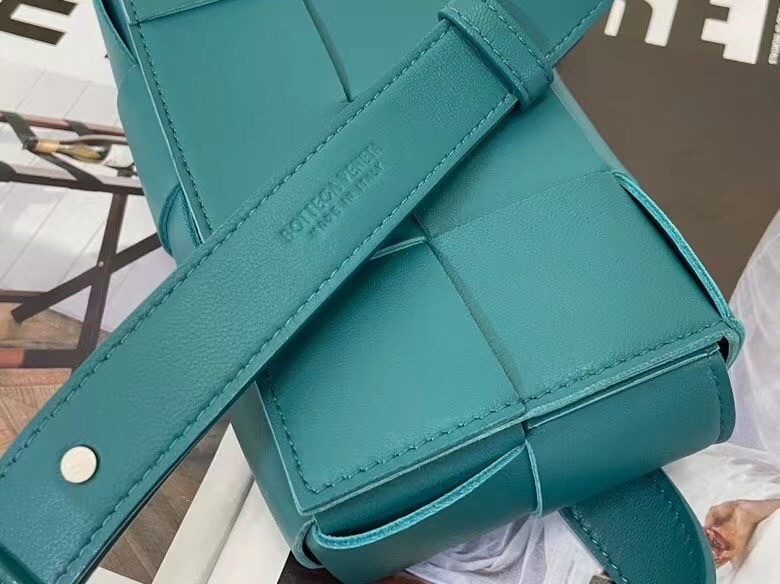 bo*te*ga Ve*ne*ta cassette belt bag in mallard intrecciato leather